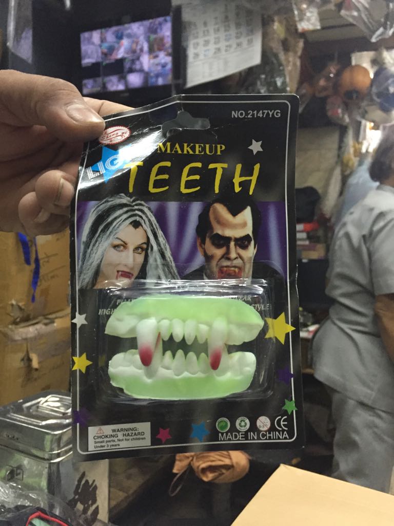 HA118 Vampire Glow Teeth